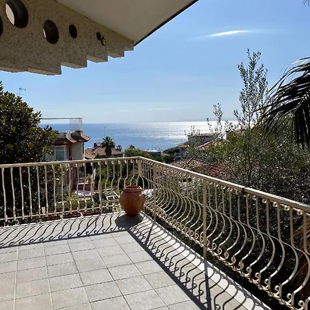 Casa Eden Ачи Костелло